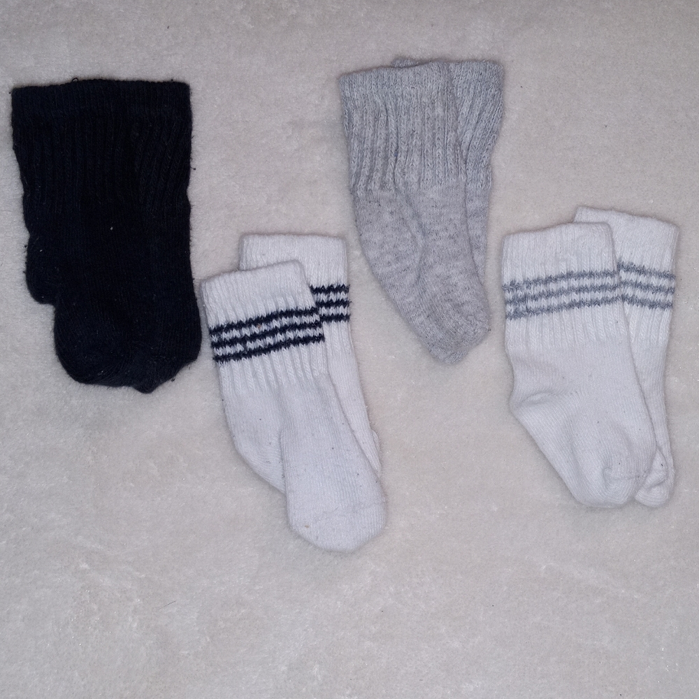 Bundle of over 40 pairs infant socks - Picture 13 of 16